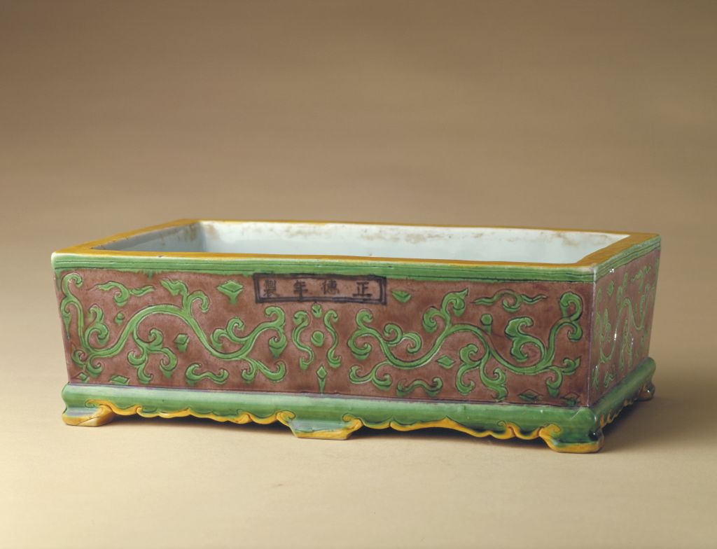 图片[1]-Plain tricolor rectangular narcissus basin with tangled branches and lotus patterns-China Archive